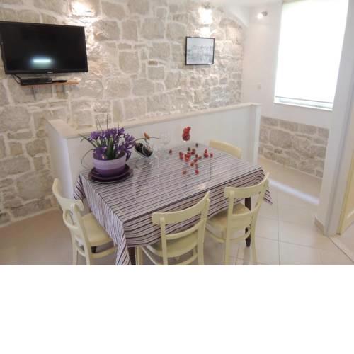 Apartments by the sea Kastel Stafilic (Kastela) - 8678