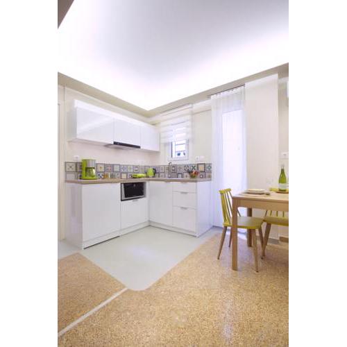 Augustine's Cosy semi-basement apartment with veranda access in Koukaki