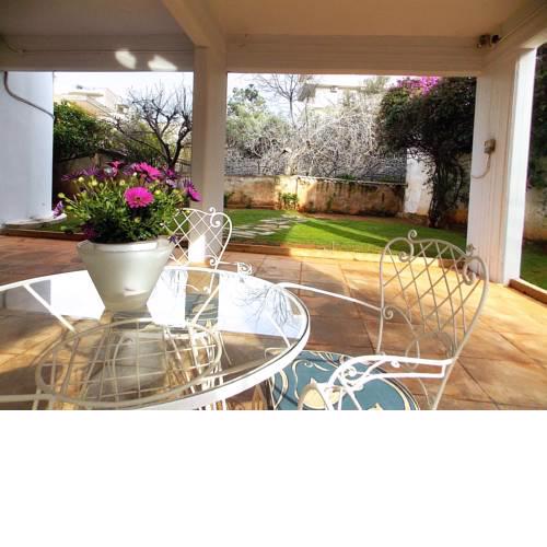 Glyfada spacious apartment/Garden